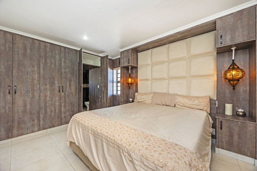 8 Bedroom Property for Sale in Plattekloof Western Cape